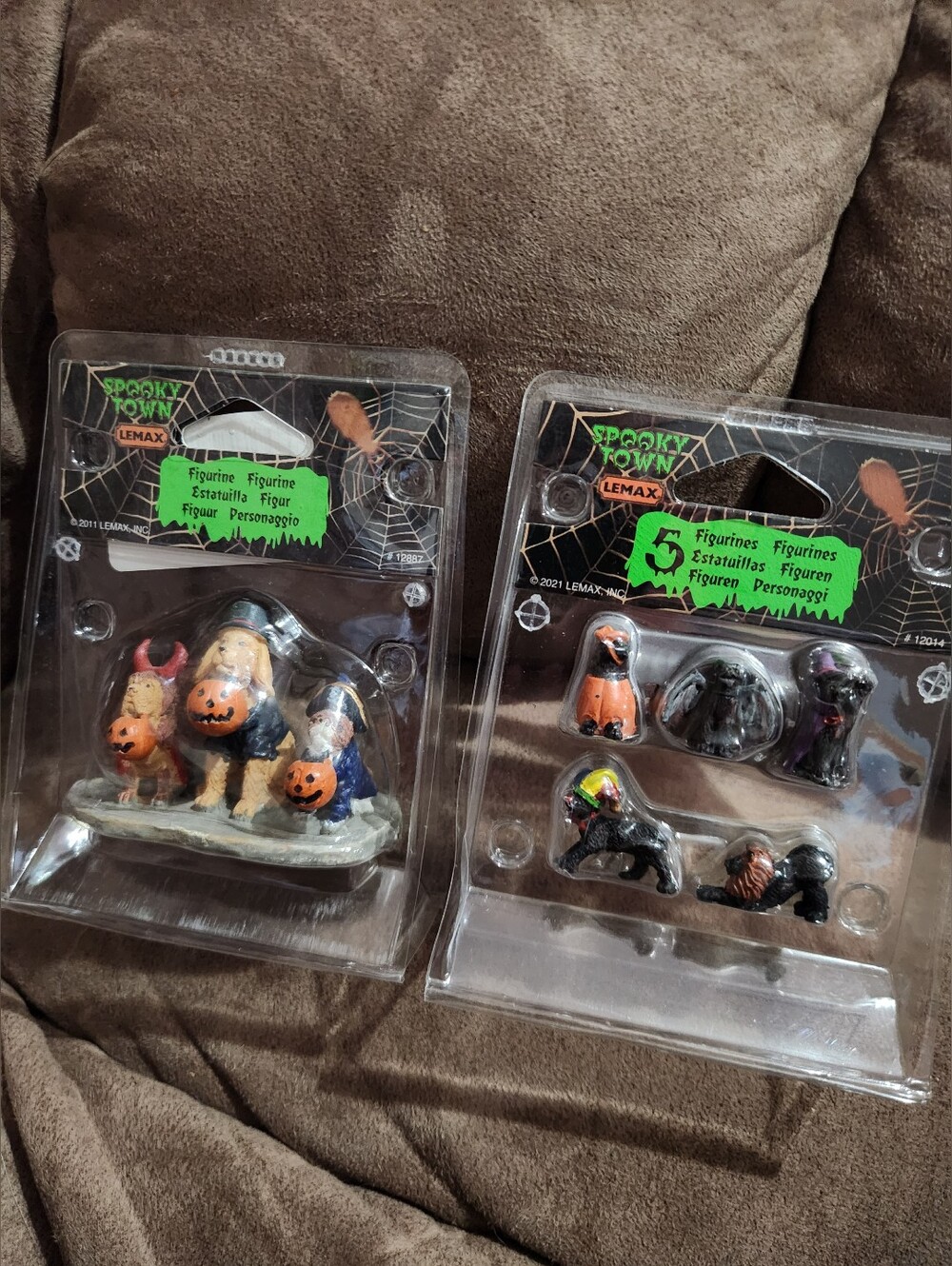 Lemax Spooky Town Trick Or Dog Treats & Cats Figure Halloween Village Accessory